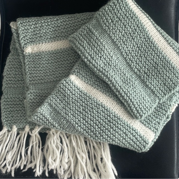 NWOT: Hand-Knit Wool Scarf - Unisex 🌿 New • Fringed Ends. - Picture 2 of 10